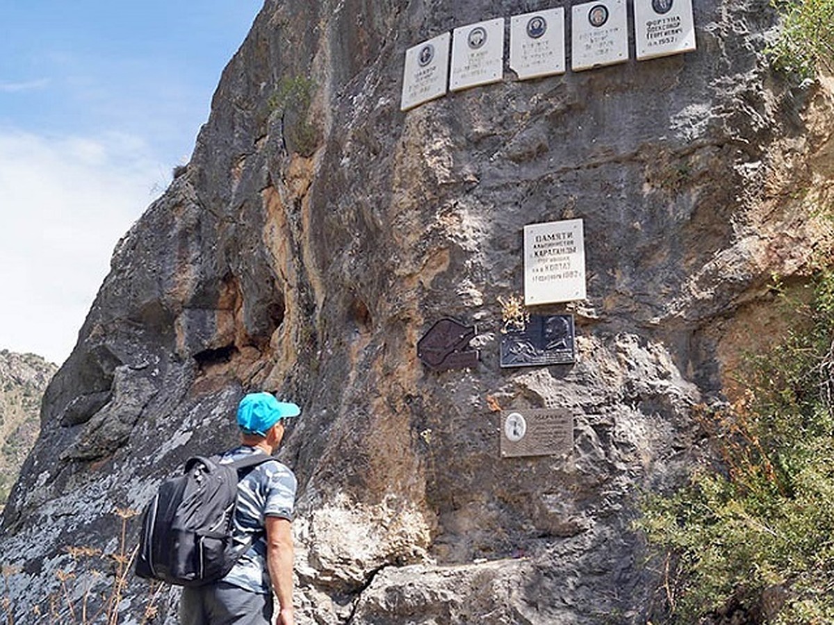 Олар тобырдың ішінде бір адамды трахает және оның кискасын аяқтайды.