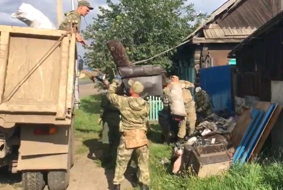 Военнослужащие Росгвардии во время разборов завалов в Тулуне.
