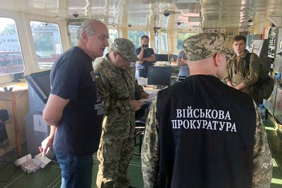 После обысков и допросов россиян отпустили, а танкер арестовали