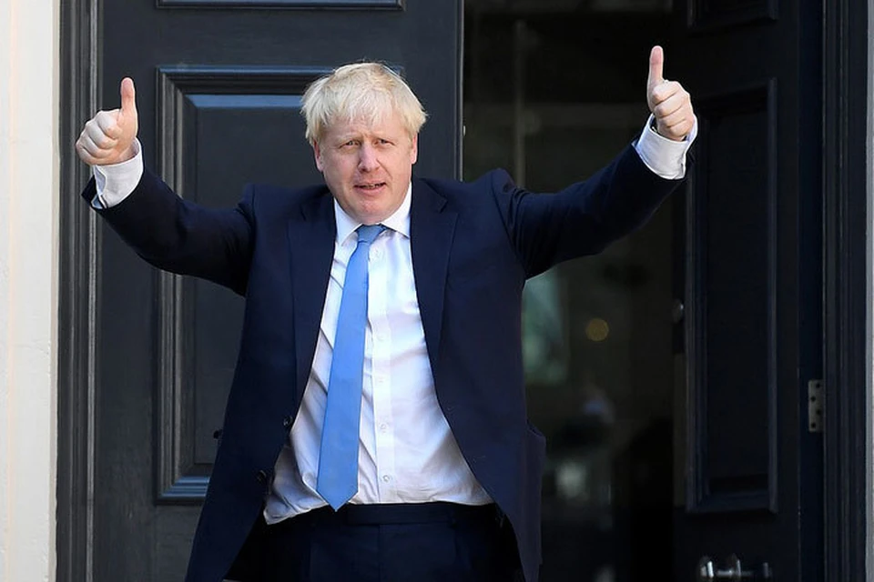 Борис Джонсон демонстрирует победный жест у здания штаб-квартиры консервативной партии в Лондоне.