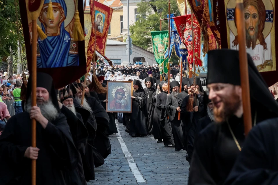 Крестный ход канонической церкви в Киеве с мощами и чудотворными иконами собрал 300 тысяч человек