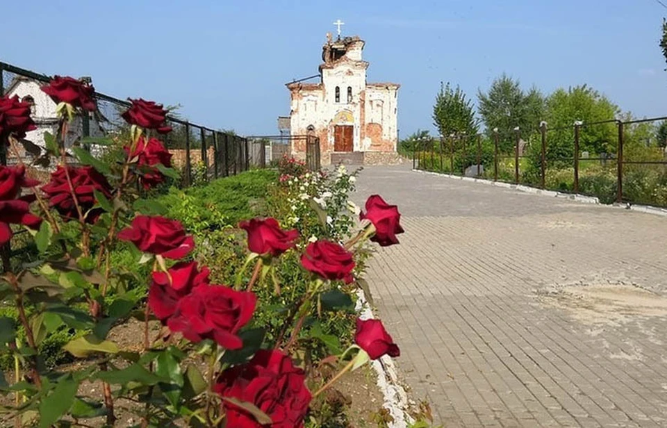 Символизм фото зашкаливает: донецкие розы, разрушенный православный монастырь, распаханное снарядами кладбище