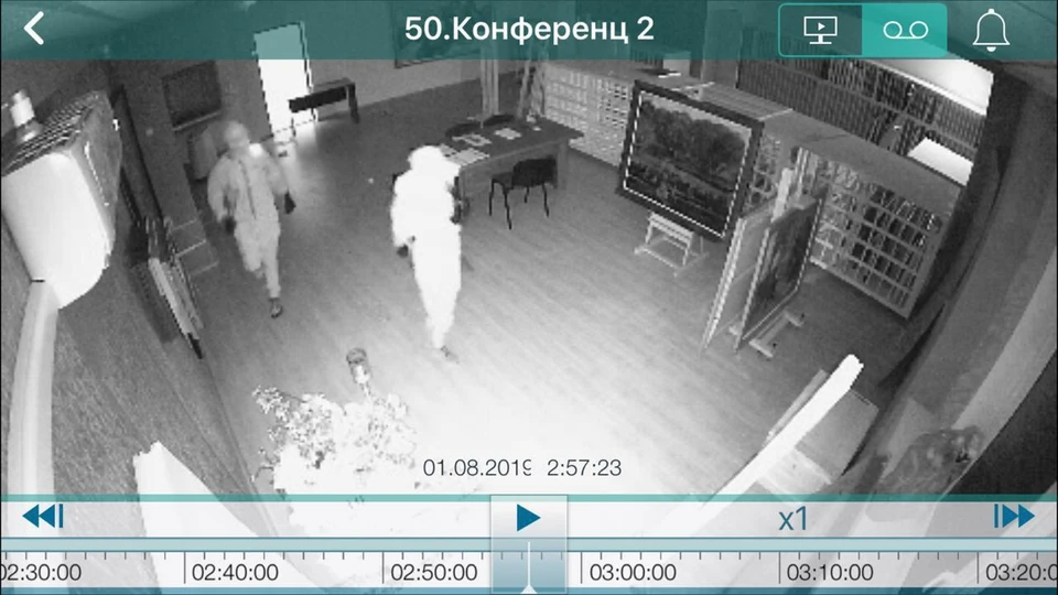 Двое неизвестных, облаченных в специальные костюмы и с масками на лицах, проникли на территорию ОАО «Молоко», где находится хранилище