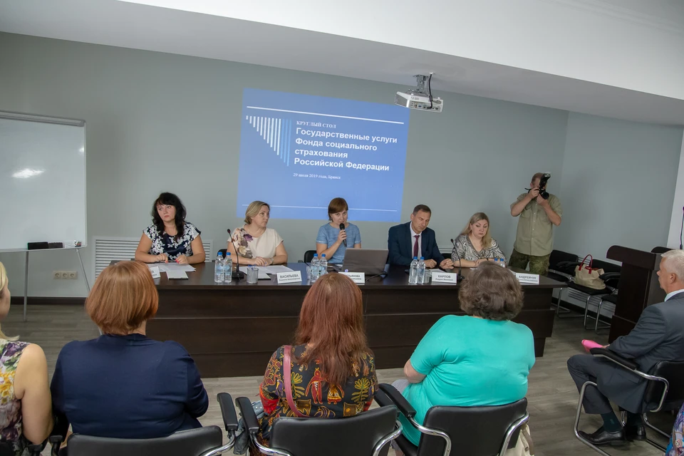 За круглым столом эксперты обсудили вопросы предоставления госуслуг. Автор фото: Сергей ЛЯДСКИХ