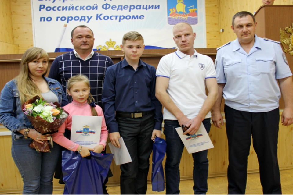 Ребята вывели пострадавшую на улицу, а прибывшие правоохранители доставили костромича в полицию