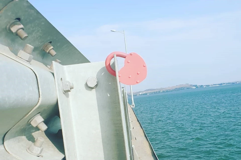 Замок украсил Крымский мост. Фото: @mariska_butskaya/Instagram/Керченский мост/VK