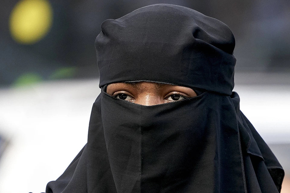 Никаб — мусульманский женский головной убор, закрывающий лицо.