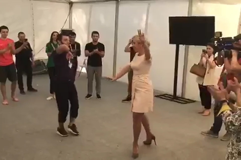 Мария Захарова решила научиться танцевать легендарную лезгинку