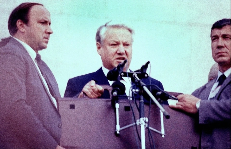 В 1991 году Ельцин уже был в Москве, таблички в это времени поместили в архив
