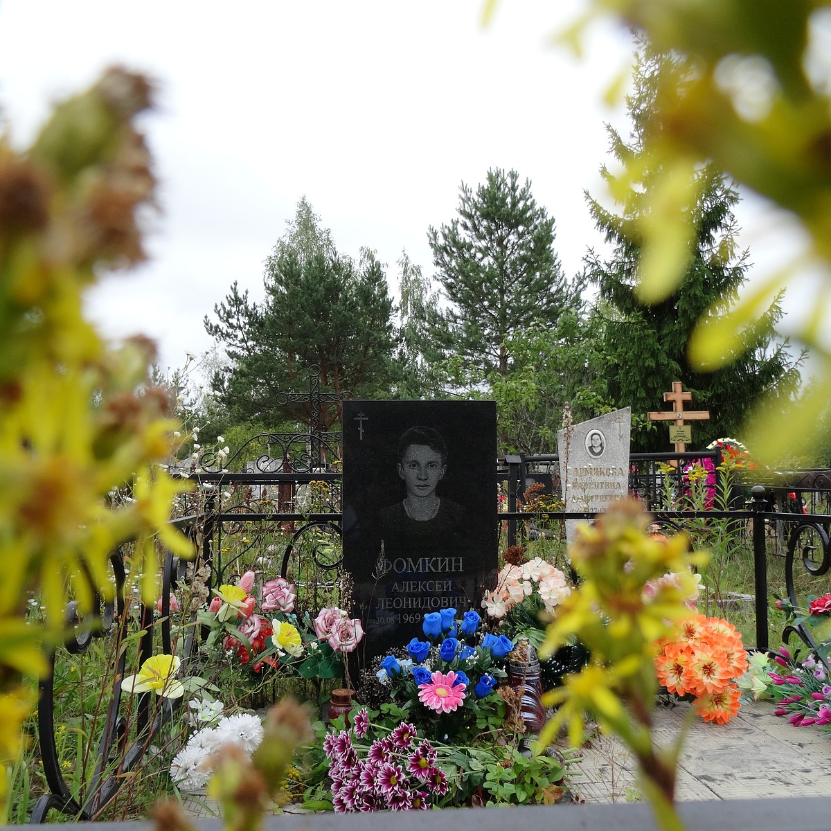 Как узнать на каком кладбище похоронен. Фомкин могила. Могила Алексея Фомкина. Алёша Фомкин могила.