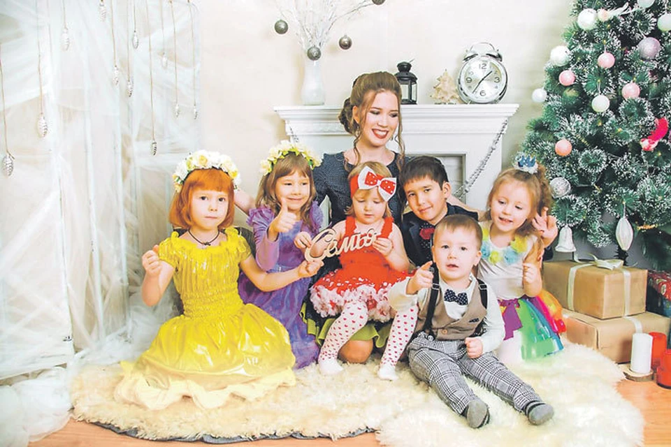 Виктория и ее дети: Злата, Полина, Фарход, Камилла, Кира и Руслан. Фото: changeonelife.ru