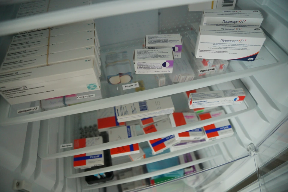 Холодильник с вакцинами и прививочными препаратами в процедурном кабинете