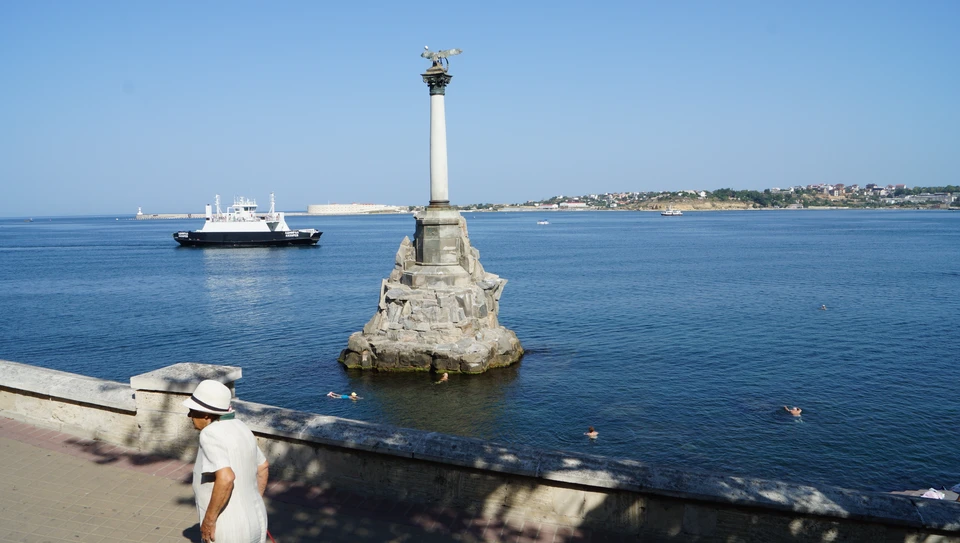 Памятник затопленным кораблям - символ Севастопроля.