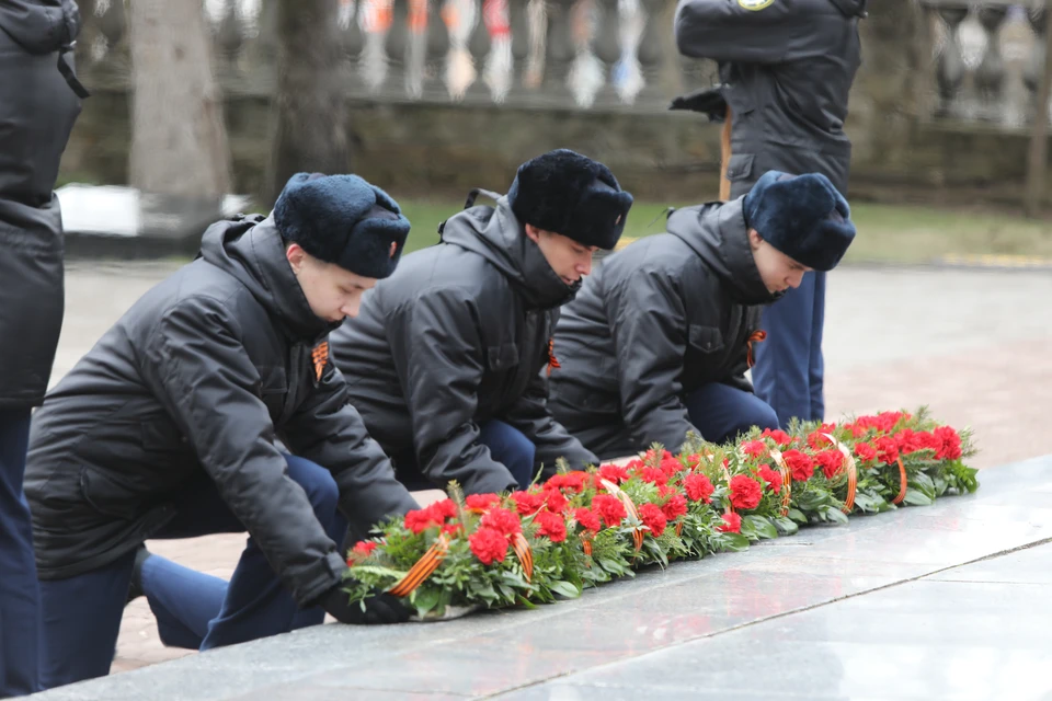 Возложение цветов героям