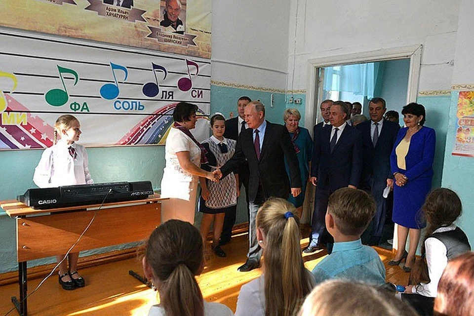 Владимир Путин, Виталий Мутко, Сергей Меняйло и Сергей Левченко посетили тулунскую школу. Фото: Пресс-служба Президента России