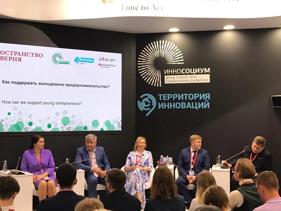 Уполномоченный по защите прав предпринимателей в Москве Татьяна Минеева (на фото в центре)