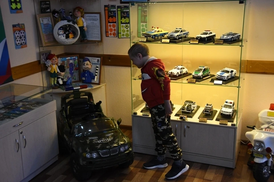 Кузбасские полицейские исполнили мечту 6-летнего мальчика. ФОТО: ГУ МВД России по Кемеровской области.