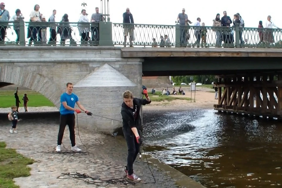 Два брата из Санкт-Петербурга помогают детям из детских домов, собирая на магнит монетки в реках, прудах и каналах.