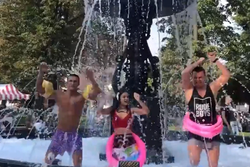Блогеры устроили пенную вечеринку в фонтане на площади Минина