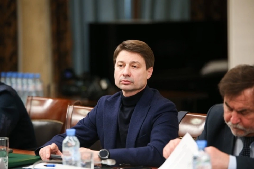 Чиновник был освобожден от должности из-за несоответствующего образования.