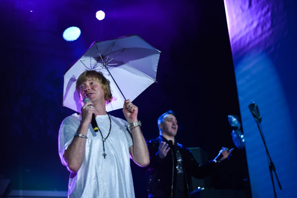 «Иванушки» начали концерт с песни «Тучи», потому что весь вечер моросил дождь.