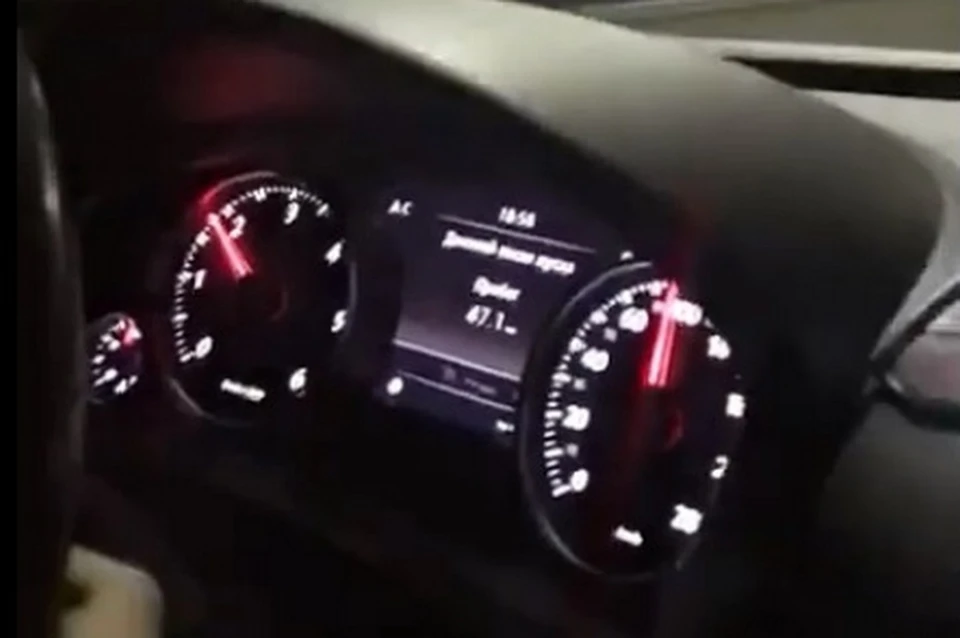 Кадр скандального видео: школьник едет за рулем по трассе М-4.