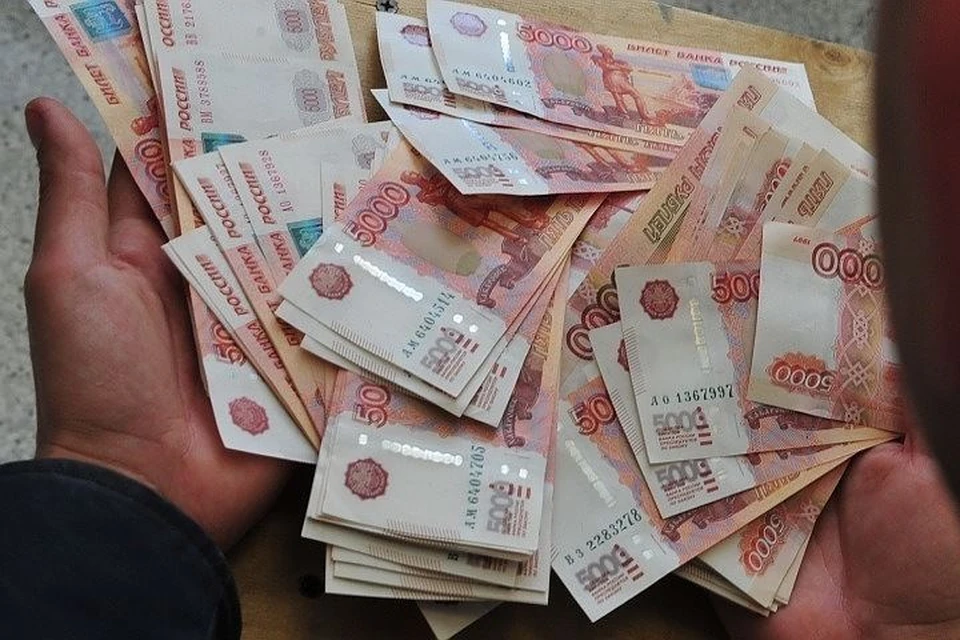 Следствие полагает, что фигурант дела получил две взятки в разных валютах