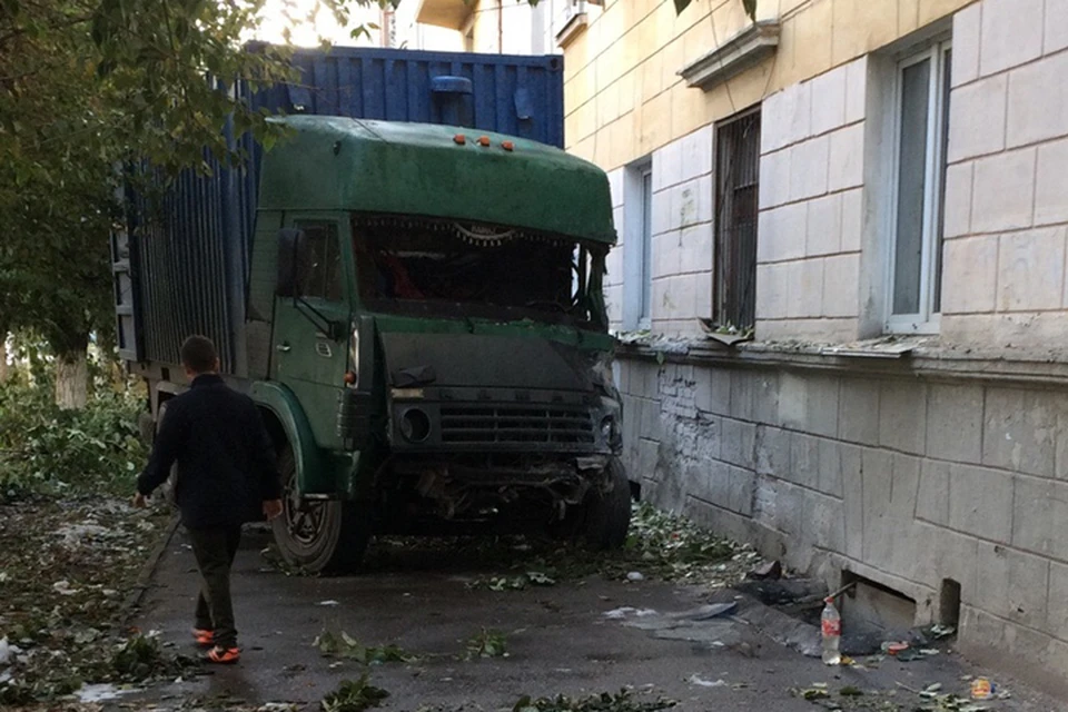 «Безумный Макс ворвался в город»: КамАЗ протаранил жилой дом на Московском шоссе. Фото: Максим ЦВЕТКОВ
