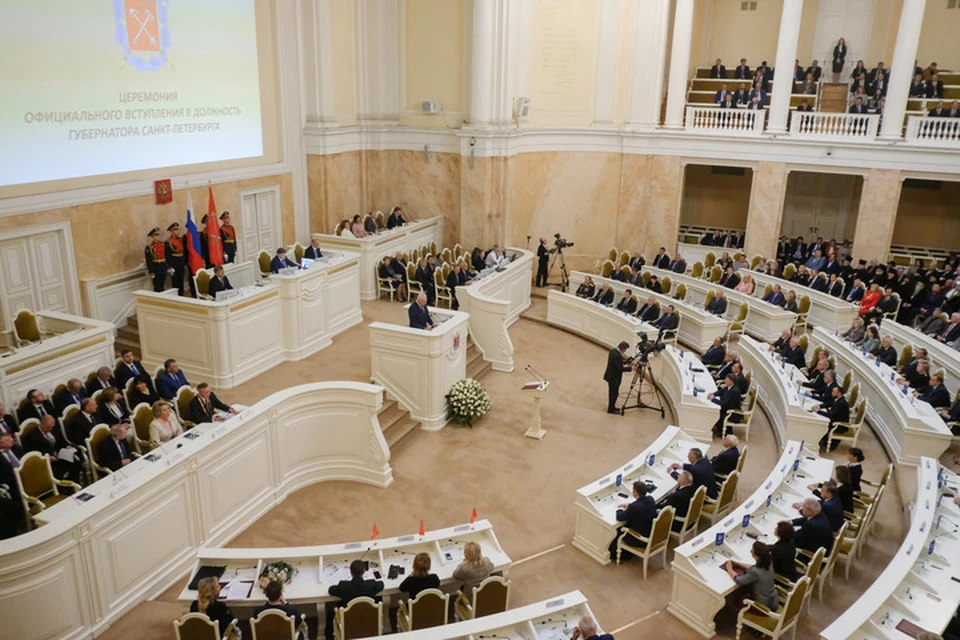 На инаугурации губернатора Санкт-Петербурга Большой зал Мариинского театра был заполнен людьми до отказа.
