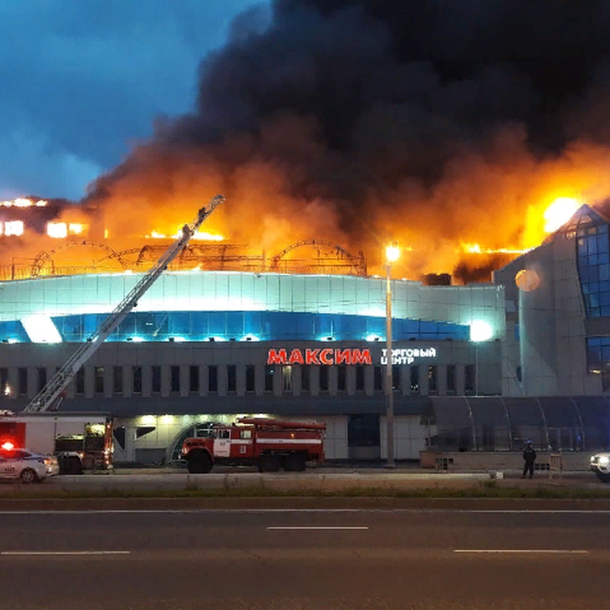 Пожар в ТЦ «Максим» во Владивостоке: площадь горения 1000 квадратных  метров, предприниматели терпят колоссальные убытки - KP.RU