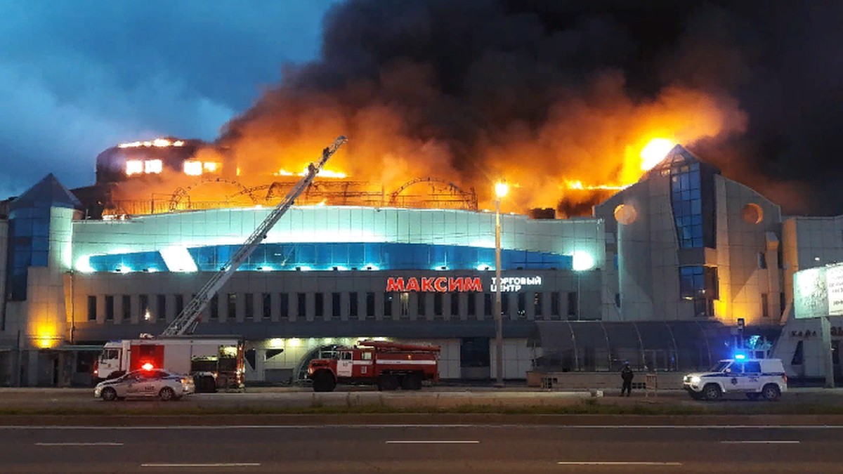 Пожар в ТЦ «Максим» во Владивостоке: площадь горения 1000 квадратных  метров, предприниматели терпят колоссальные убытки - KP.RU