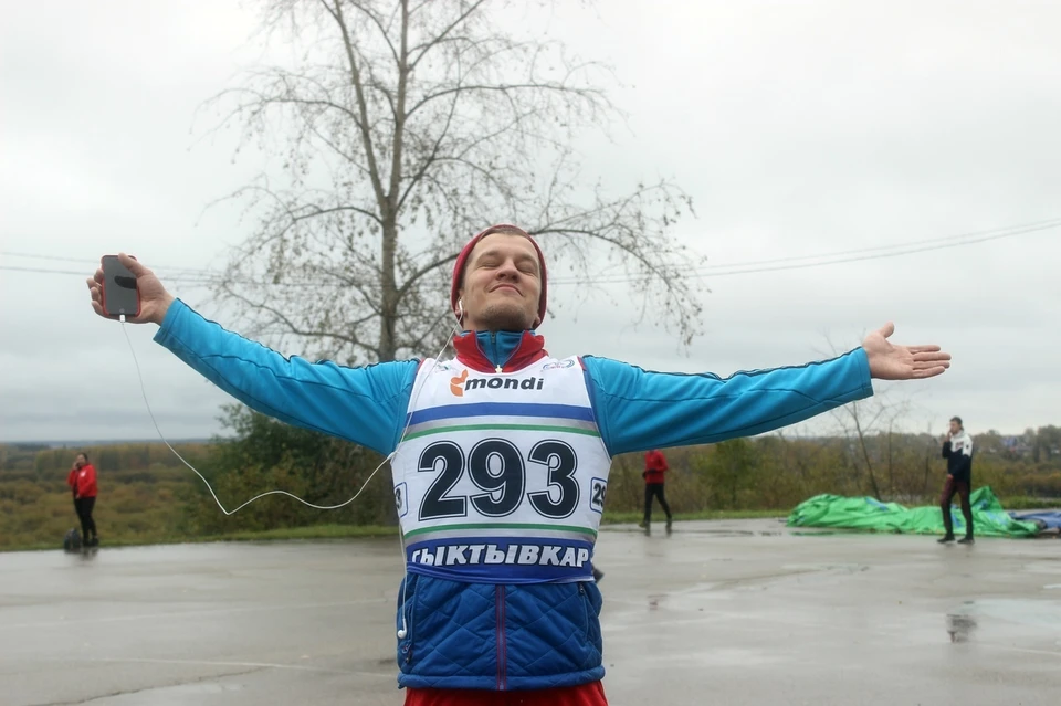 «Если я хочу бежать, я бегу. Дождь, ветер, снегопад - не помеха», рассказал бегун-любитель Вадим Коршунов.