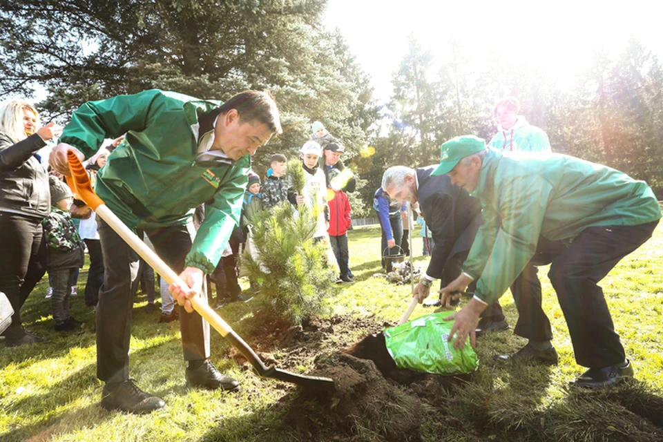 Губернатор Московской области Андрей Воробьёв сегодня побывал на посадке деревьев в Звездном городке