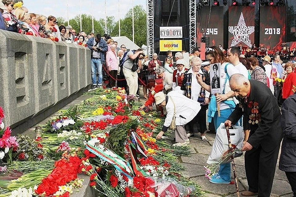 Жителей Латвии наказали за использование символики СССР во время празднования Дня Победы. Фото: с сайта baltnews.lv