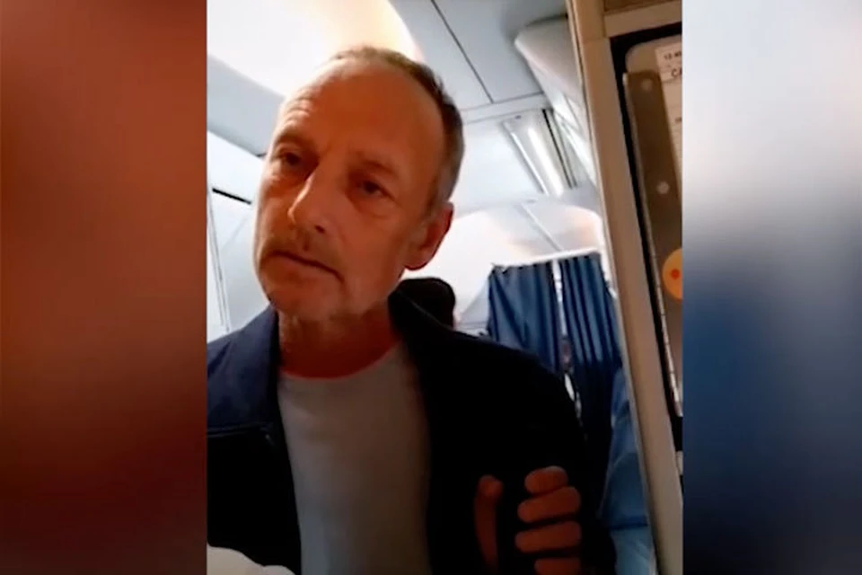 Пьяный бизнесмен требовал, чтобы его знакомого, который летел в эконом-классе рейса Самара-Москва, пересадили в бизнес. Фото: скрин с видео