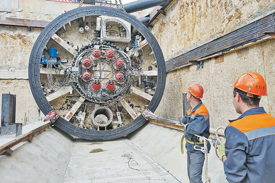 Такая проходческая машина копает тоннель метро со скоростью до 15 метров в сутки.