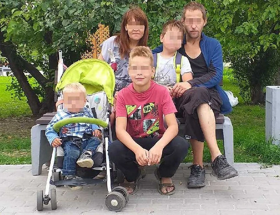 Антон - старший из трех сыновей. И теперь его обвиняют в жестоком избиении одноклассника