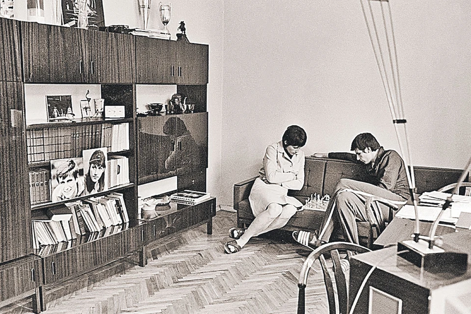 Cоветская идиллия: семейная пара играет в шахматы в своей отдельной квартире. Фото: фотохроника ТАСС