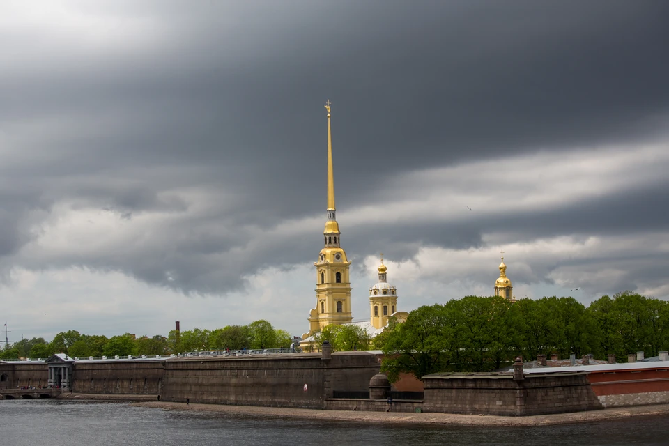 Из-за угрозы наводнения 1 октября в Петербурге закрыли створки дамбы