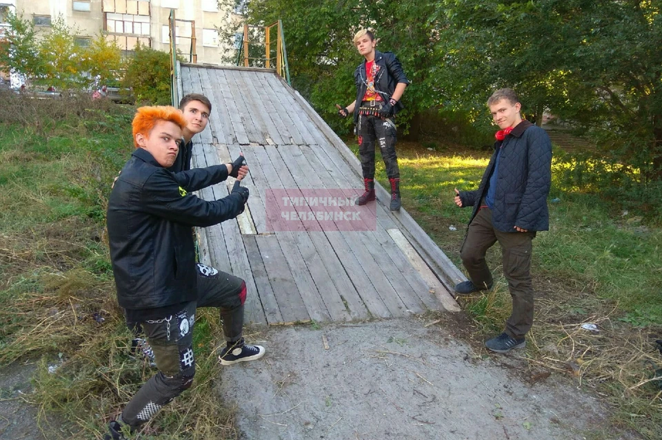 Поклонники панк-культуры из Челябинска починили горку. Фото из группы VK «Типичный Челябинск»
