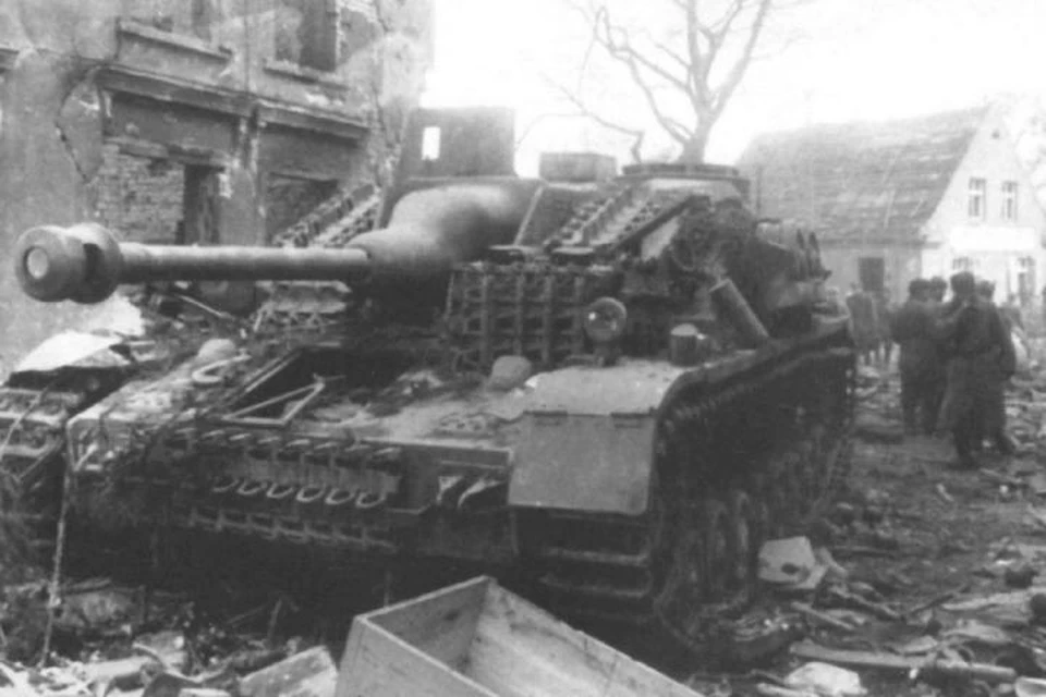 Подбитое немецкое штурмовое орудие StuG IV. Восточная Пруссия, февраль 1945 года.