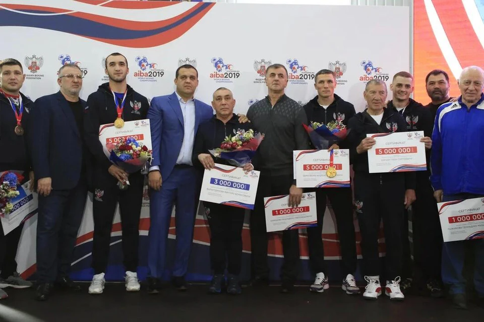 Умар Кремлёв наградил победителей и призёров чемпионата мира.