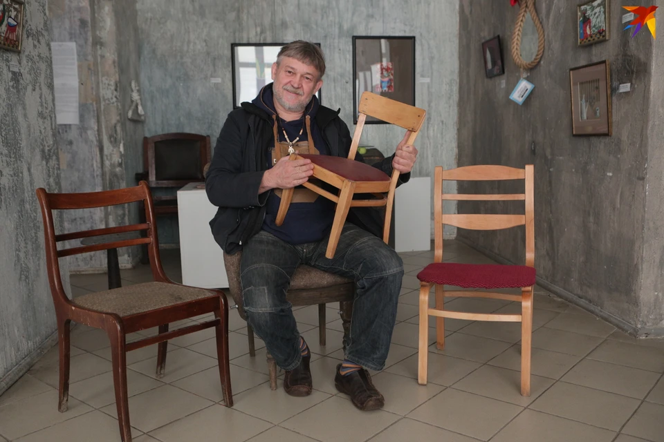 Дмитрий Сурский собрал большую коллекцию стульев. Слева от него - тот самый шубертовский стул, справа - модель из Пинска, в руках он держит - копию знаменитого гомельского стула для детей, а сидит на своем авторском стуле из валенок.