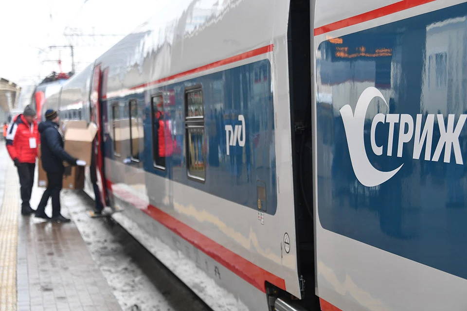 Пассажиры перед отправлением международного поезда "Стриж" по маршруту Москва-Берлин".