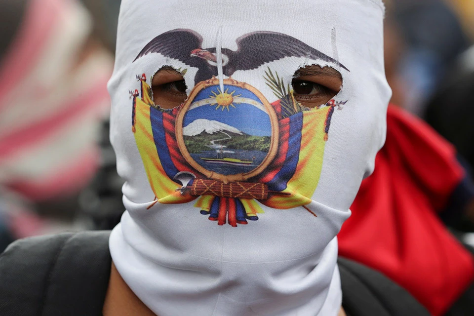 Участник уличных протестов в столице Эквадора.