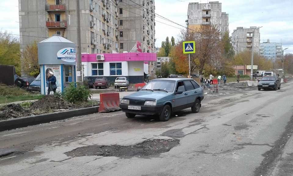 После прошедших дождей глубина ямы уменьшилась: ее частично затянуло грязью