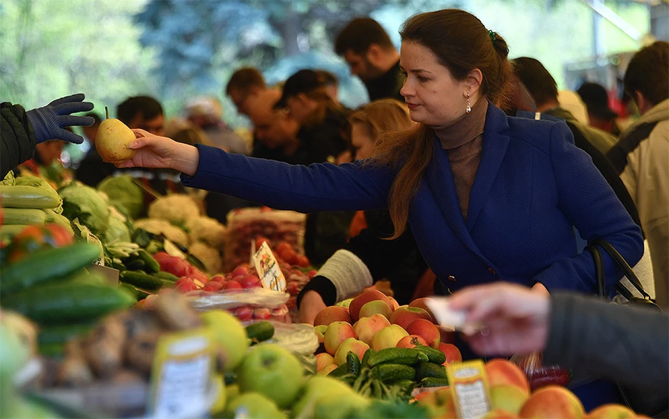 Торговля овощами и фруктами на ярмарке выходного дня в Кузьминках.