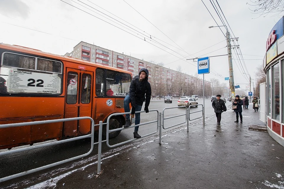 Зачем забор на остановке?