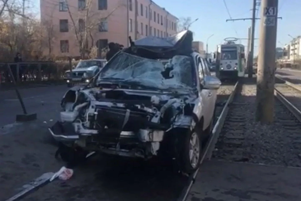 Иномарка врезалась в остановку в Улан-Удэ, двое пешеходов погибли. Фото: ГУ МВД по Бурятии.