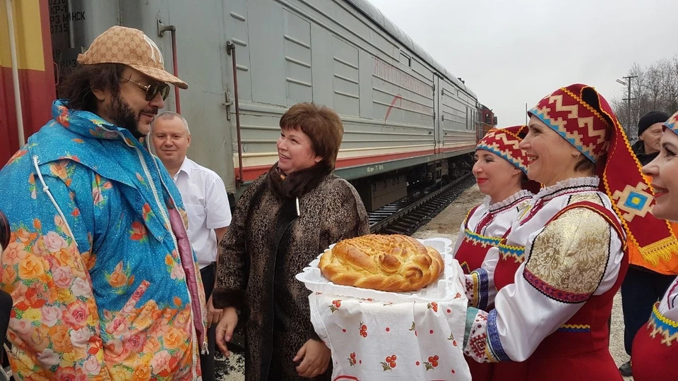 Филипп Киркоров приехал в Печору на поезде. Фото из паблика "Типичная Печора"